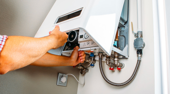 Tecnico Climacalor durante assistenza caldaia a Padova